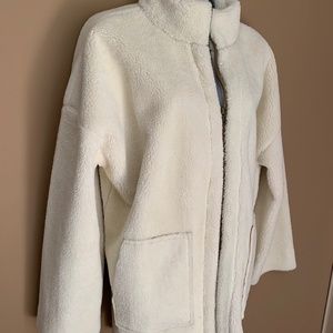 New Michael Stars jacket in beautiful ivory sherpa. Cozy fit and warm Size M.
